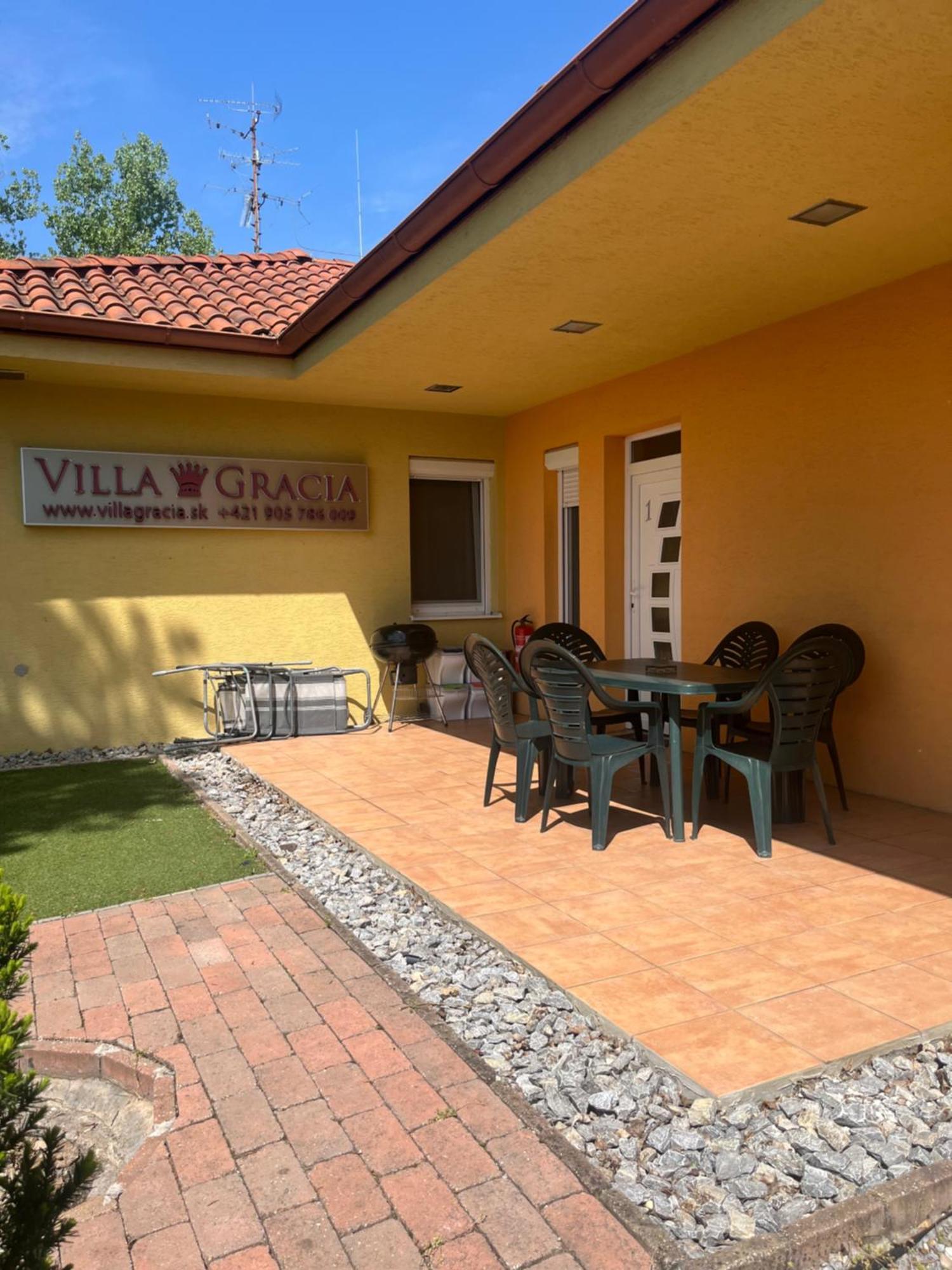 Villa Gracia Patince Eksteriør billede