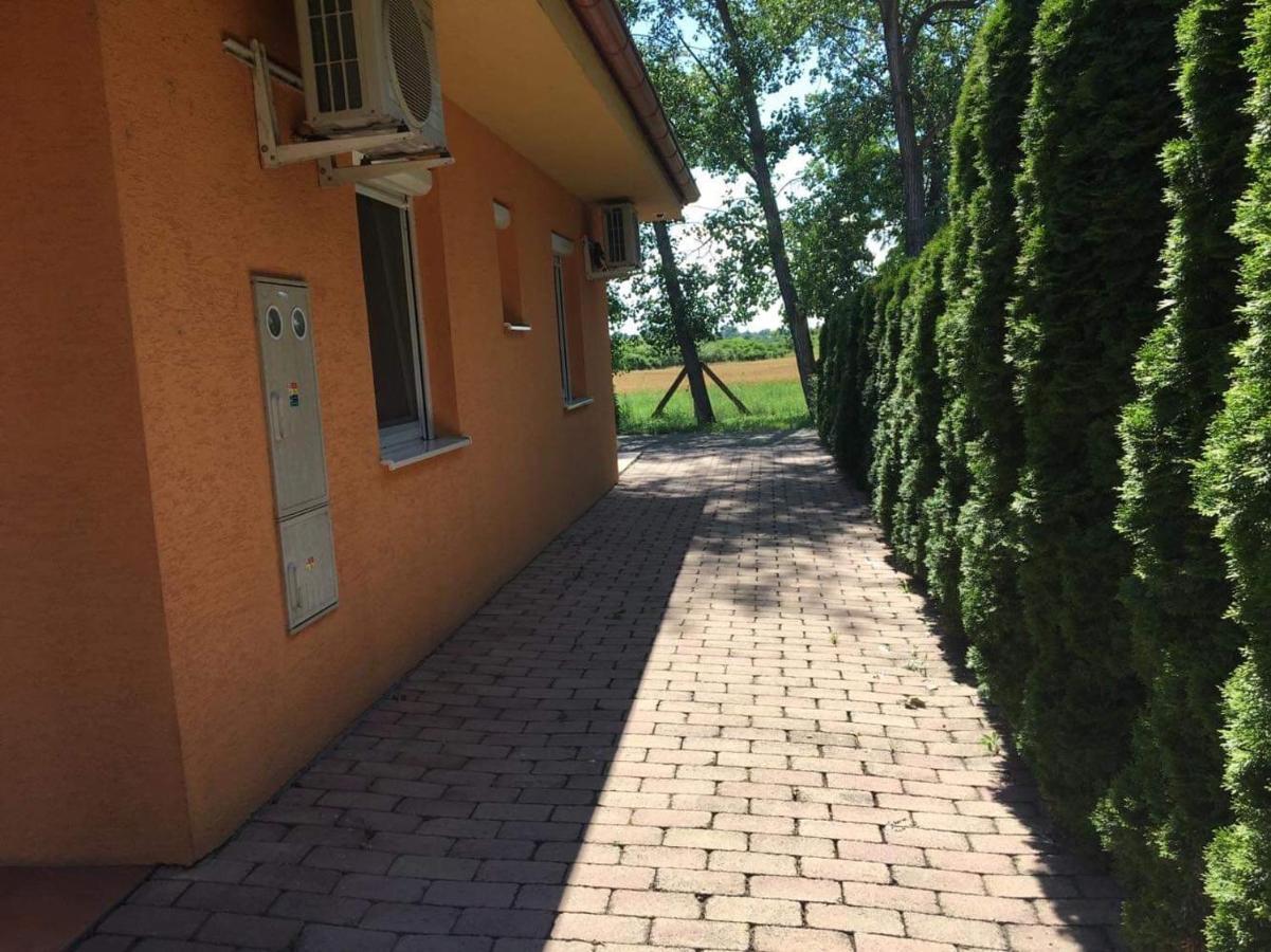 Villa Gracia Patince Eksteriør billede